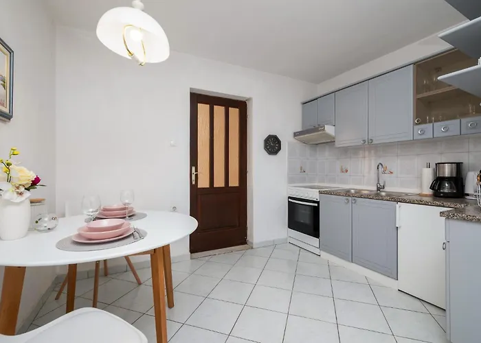 Appartement 1 Bedroom Awesome In Rabac